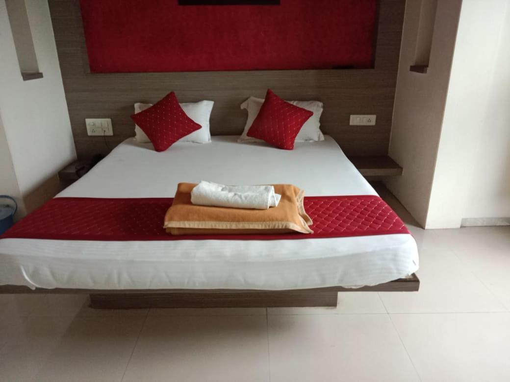 Hotel Swamiraj Indāpur Exterior photo